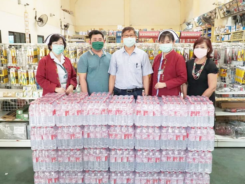 บจก เชียงใหม่ทูลส์ มอบน้ำดื่มให้แก่โรงพยาบาลมหาราชเชียงใหม่ เพื่อให้แก่แพทย์ พยาบาล และบุคลากรทางการแพทย์ บจก เชียงใหม่ทูลส์ มอบน้ำดื่มให้แก่โรงพยาบาลมหาราชเชียงใหม่ เพื่อให้แก่แพทย์ พยาบาล และบุคลากรทางการแพทย์